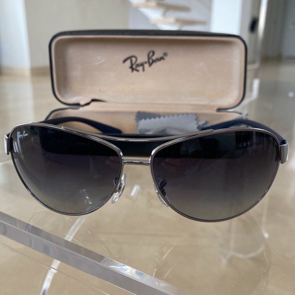 BRAND NEW RAY BANS SOLD WITH CASE